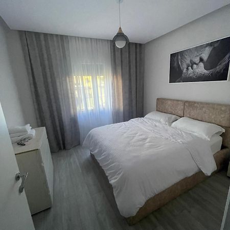Lacasa-21 Dhjetori ติรานา ภายนอก รูปภาพ